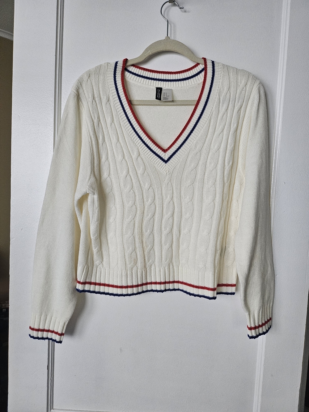 Divided H&M Cream Cable-Knit V-Neck Sweater with Red & Blue Trim